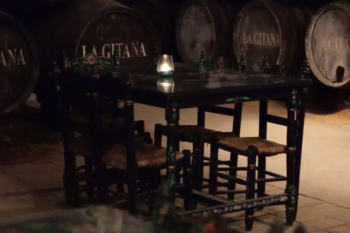 🔴 La Bienal de Flamenco estuvo acompañando al #poeta José Luís Rodríguez Ojera en la presentación de su #libro “Casi todas mis letras para el Cante” en la Bodega sanluqueña Hidalgo - La Gitana, en la mítica Calzada. #culturasegura #cantaor #flamenco #estilodevidaflamenco #vino