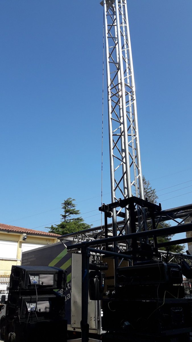 Apez140's tweet photo. #Instantes
Previos a un 40 Festival de Verano del #AyuntamientoDeCamargo, @CamargoCultura.
Montando el escenario los Profesionales de @QS_Profesional y el personal del #Ayunt.
Cosas que no se ven antes de una actuación, hoy de @MagiaAlegria.
Alegría pues Mundo..🧚♂️😎 https://t.co/u3i3gAQc27