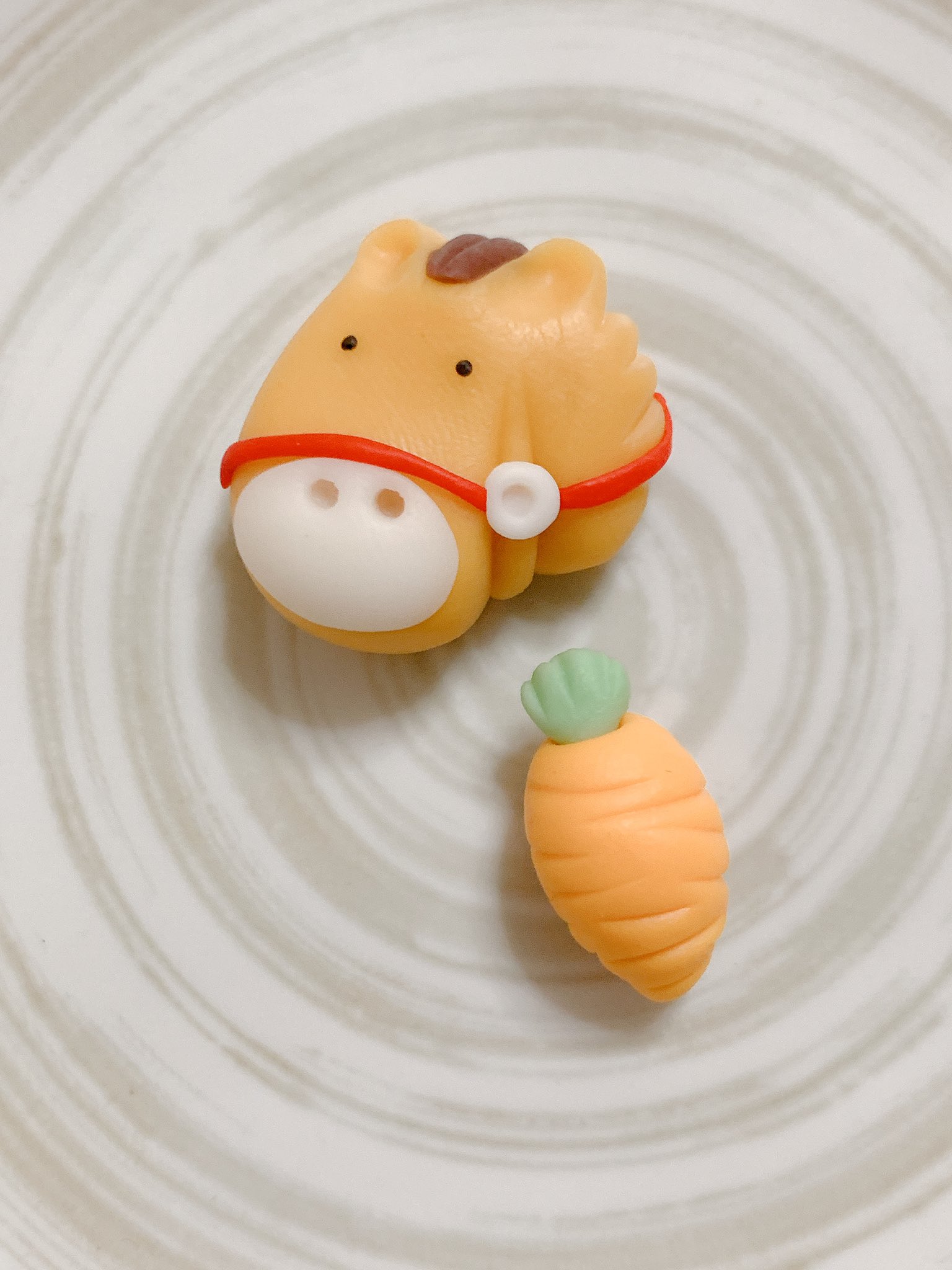 甘味処 2 14迄 ミニチュア展 東急ハンズ札幌 2 17 22 うちのこ展 Rt Qrou お馬さんの練り切りと にんじんの練り切りを合わせてみました とてもかわいい 自画自賛 ハンドメイド 和菓子 練り切り 馬 T Co M0nhymqbla Twitter