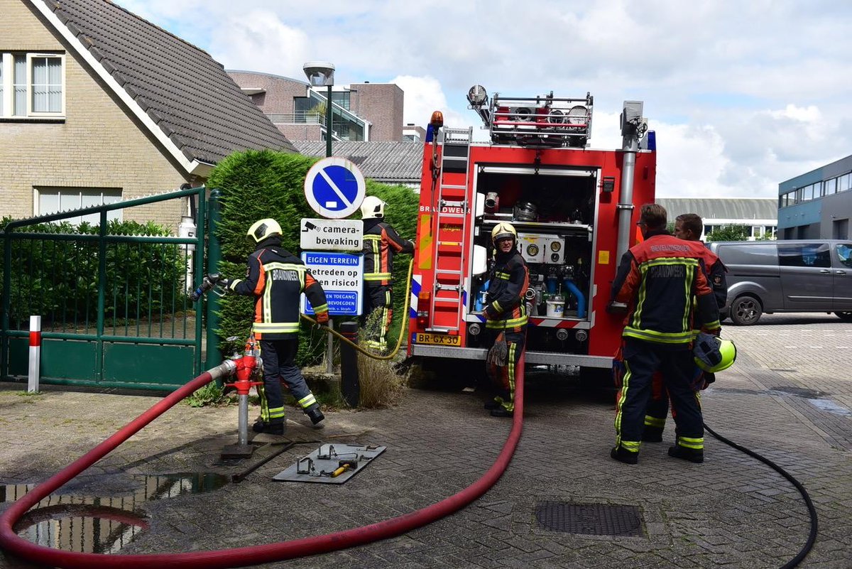 Brandweer 'blust'cementpoeder in Warmond