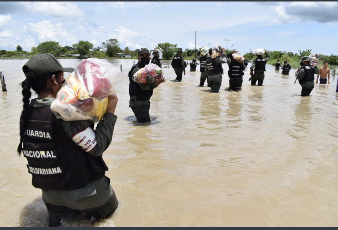 Nuestra #GNBGaranteDePaz se encuentra desplegada asistiendo comunidades, afectadas por fuertes precipitaciones ¡En Revolución Venceremos! #27Ago #GNB #CEOFANB   
#ChavezCorazonDelPueblo 
#GNByPuebloInvictos
#YoSoyFANB
<a href="/NicolasMaduro/">Nicolás Maduro</a> 
<a href="/vladimirpadrino/">Vladimir Padrino L.</a>  
@GNBCmdtGral