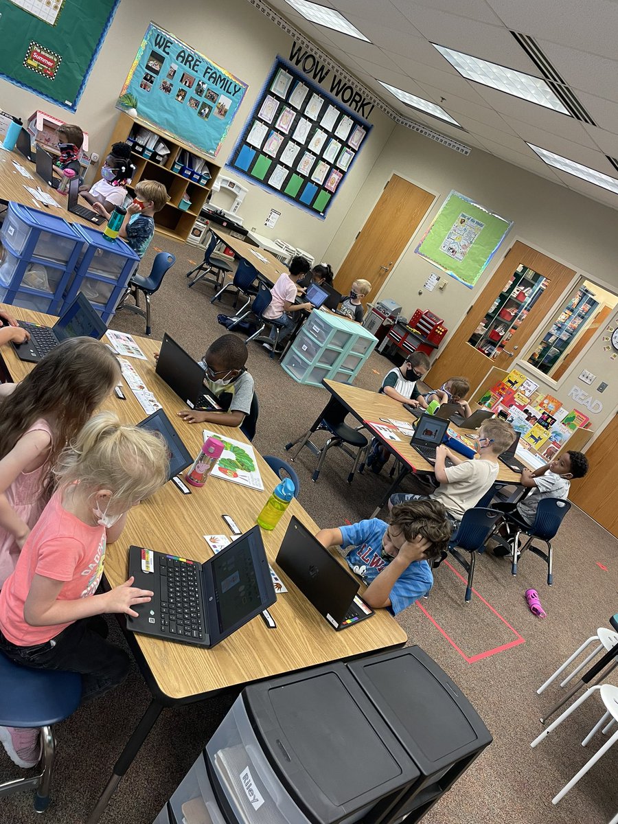 Kindergarten with the Keyboards! We are practicing our Chromebook skills. 💻 #SchenkelTurtles <a href="/MohawkTrailsEl/">MohawkTrailsElem</a>