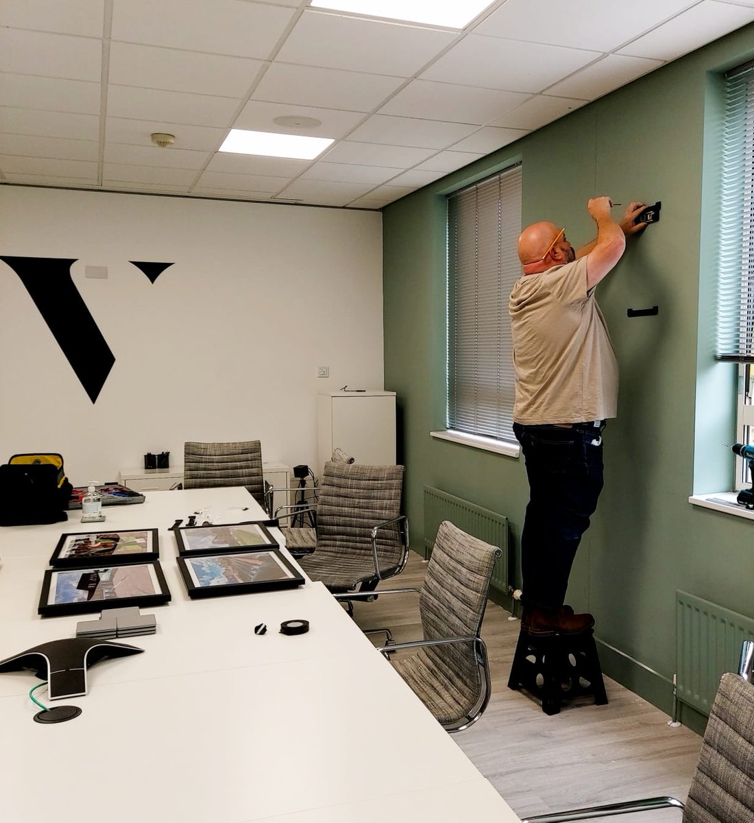 VitruviusMS's tweet photo. Friday frames... a bit of office DIY before the bank holiday
#teamwork #diy #funfridaypost https://t.co/rMSY5aCVSx