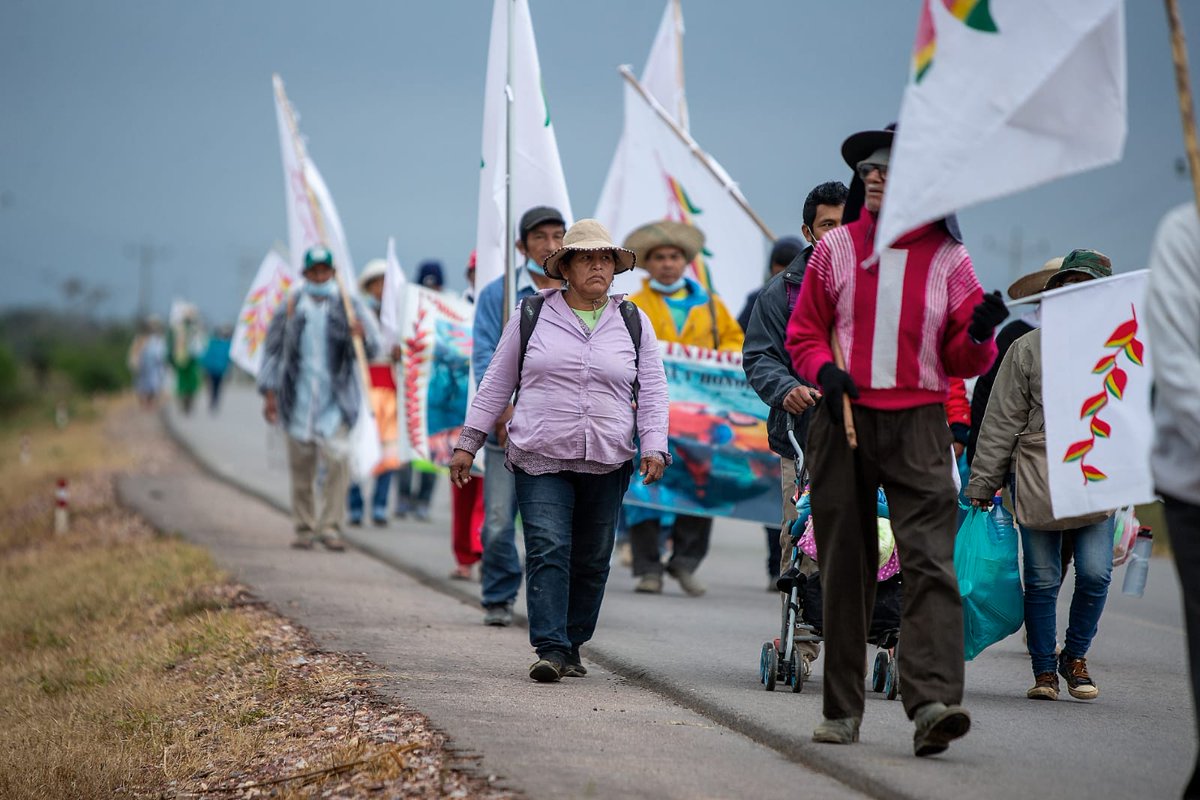 grupoeldeber's tweet photo. Tercer día de marcha de los indígenas del oriente boliviano hacia #SantaCruBO, que exigen al Gobierno central la autodeterminación de su territorio y la lucha contra los avasallamientos
Fotos: EL DEBER https://t.co/wguASFn6NV