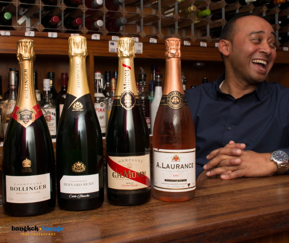 It's wine o'clock here at Bangkok Lounge 😍 Toast the weekend in style by booking a table with us! Reserve today via our website 👉bangkoklounge.com/harpenden/rese… OR call us on 01582 461282 or 01582 469383 📞