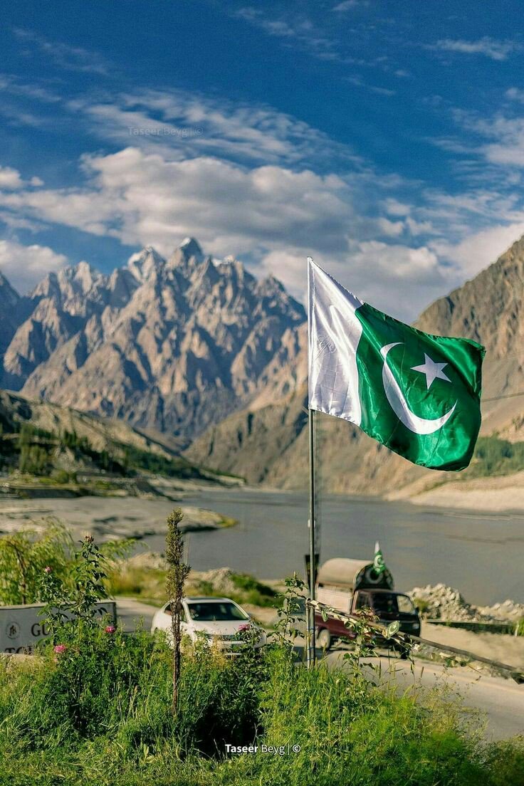 مجھے عشق ہے اپنی مٹی سے..🇵🇰
To survive in peace and harmony, united & strong, we must have one people, one nation, one flag. So let's join hands together & make Pakistan stronger again🙌 
Just 12 days left in 14th Aug. On this 14 Aug, #PlantTreesForPakistan🇵🇰
#PakistanZindabad 🇵🇰