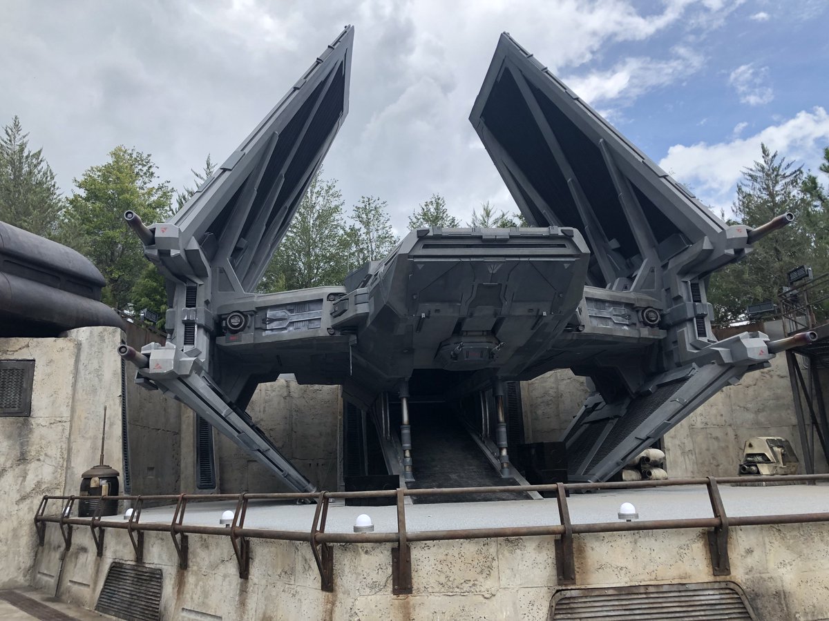 TheDIS's tweet image. Soaking it all in - while being watched! #HollywoodStudios #GalaxysEdge #WDW