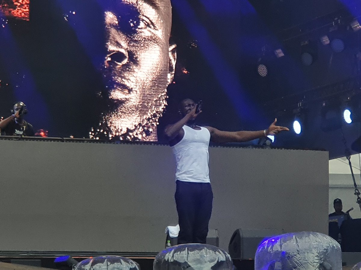 KrisAlyKris19's tweet image. Amazing performance! Nice to meet you! @stormzy Welcome to Cluj ! @UntoldFestival #untoldmagic #murky