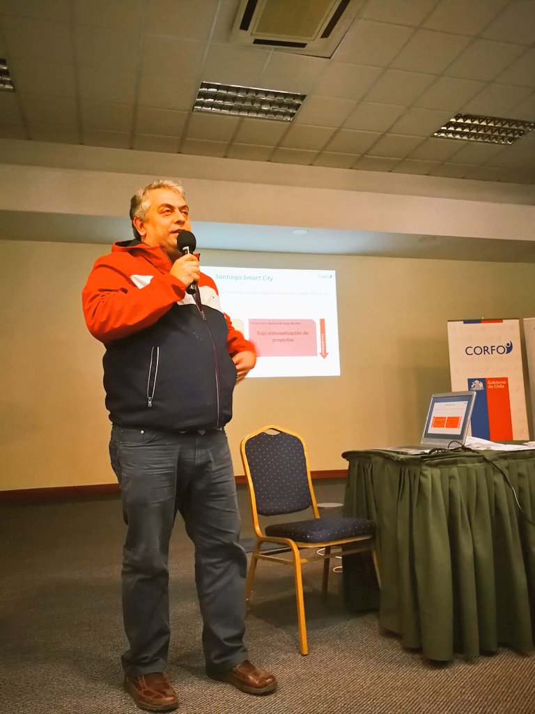 SeSantiagoCL's tweet photo. En el cierre del 2° Encuentro de Programas Estratégicos de @Corfo, @alvaroundurraga, Dir de #CorfoRM, expone sobre aprendizajes del último año en ejecución de @SeSantiagoCL. Gran instancia de convergencia con otras iniciativas para realizar trabajo colaborativo. #CorfoEnMarcha https://t.co/HbkgkqHr5n