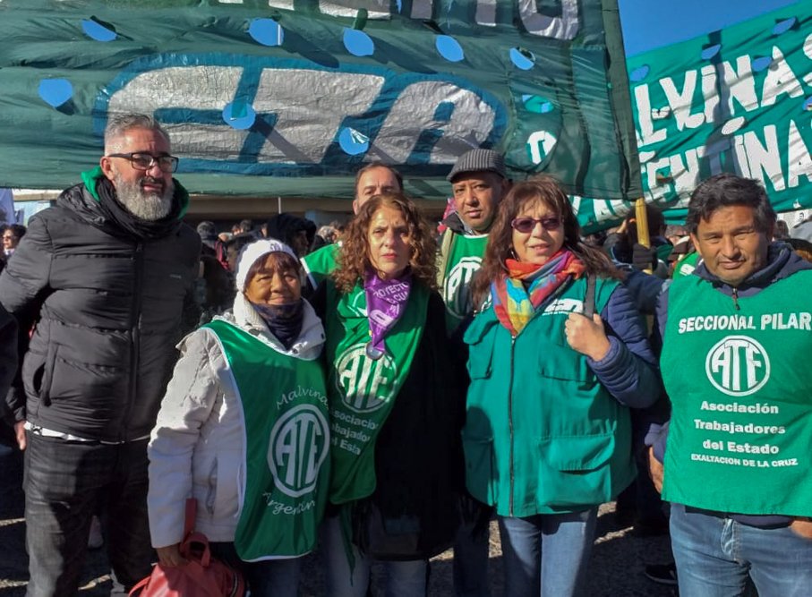 ateprensa's tweet photo. #SandraYRubénSiemprePresentes A un año de la muerte evitable de lxs compañeros, #hoy en #Moreno #ATE marchó para exigir #Justicia, mayor inversión en la escuela pública y jerarquización de la tarea de todxs los trabajadorxs de la #Educación. https://t.co/BsZXK5E8Nv