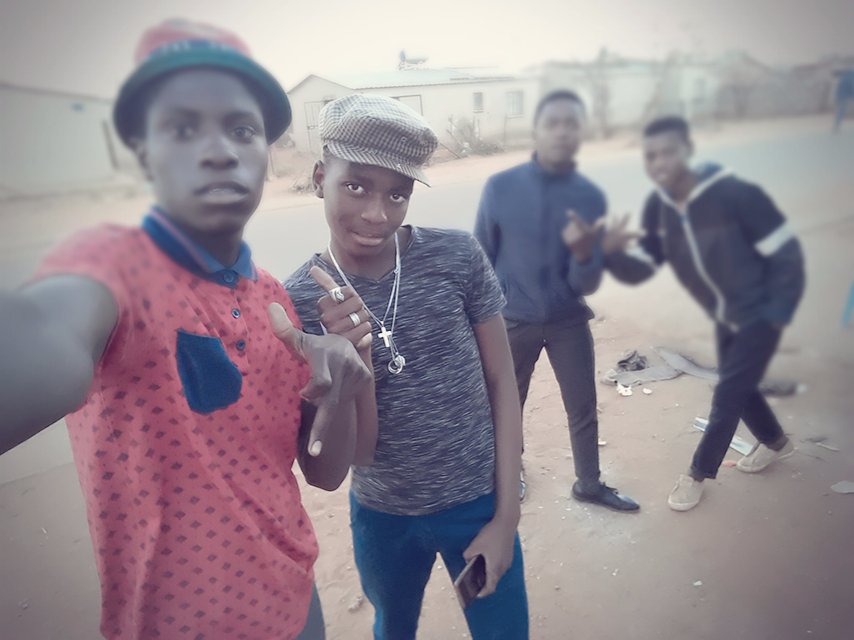 Bpho997Y6K37's tweet photo. Jc chilling namajida at kula stars https://t.co/CweCSgIf34