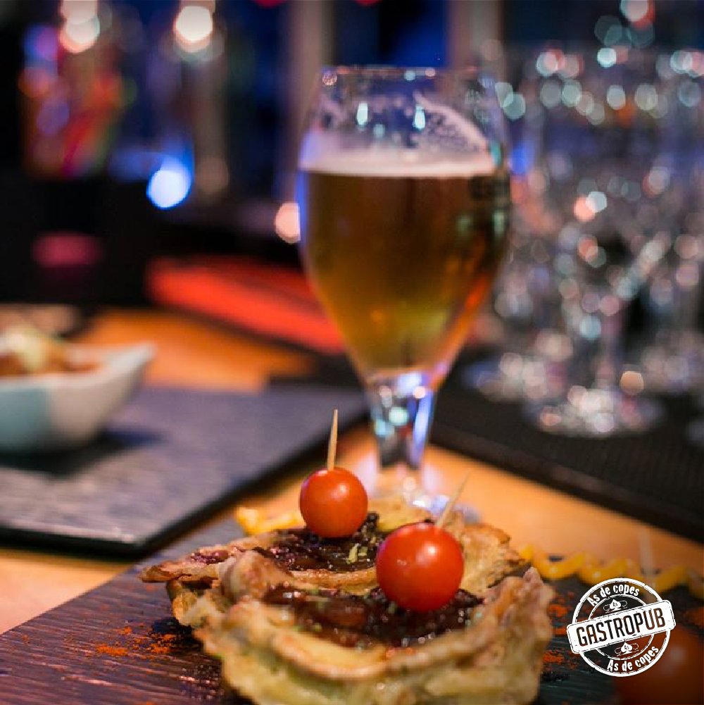 Asdecopes_Reus's tweet photo. El cap de setmana ja es aquí! Podeu venir a celebrar-l'ho amb un bon sopar seguit d'una copa (o més), música i diversió! 🍻💃🕺 #AsDeCopes #JoSocAsDeCopes #Gastropub #Pub #Reus #food #party #music #people #friends #amics #nightlife https://t.co/taz2lQ2wNK