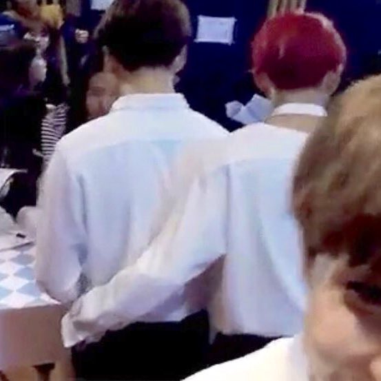 Kim Taehyung, baby no one have the guts to take your boyfriend away from you.. uhmm, i know his waist is tiny but people are watching #taekook  #taehyung  #jungkook 