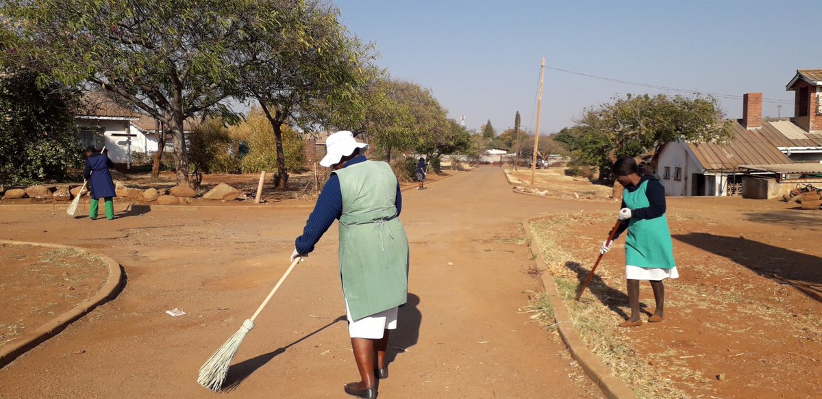 ingutshenihosp's tweet photo. Ingutsheni Central Hospital today participated in the August 2019 National Cleanup. Part of the team visited John Smale Home, while the rest of the team remained at the hospital. In pictures, a group photo of the team at today`s cleanup and the team cleaning up @ John Smale home. https://t.co/ozyXP9p1tE