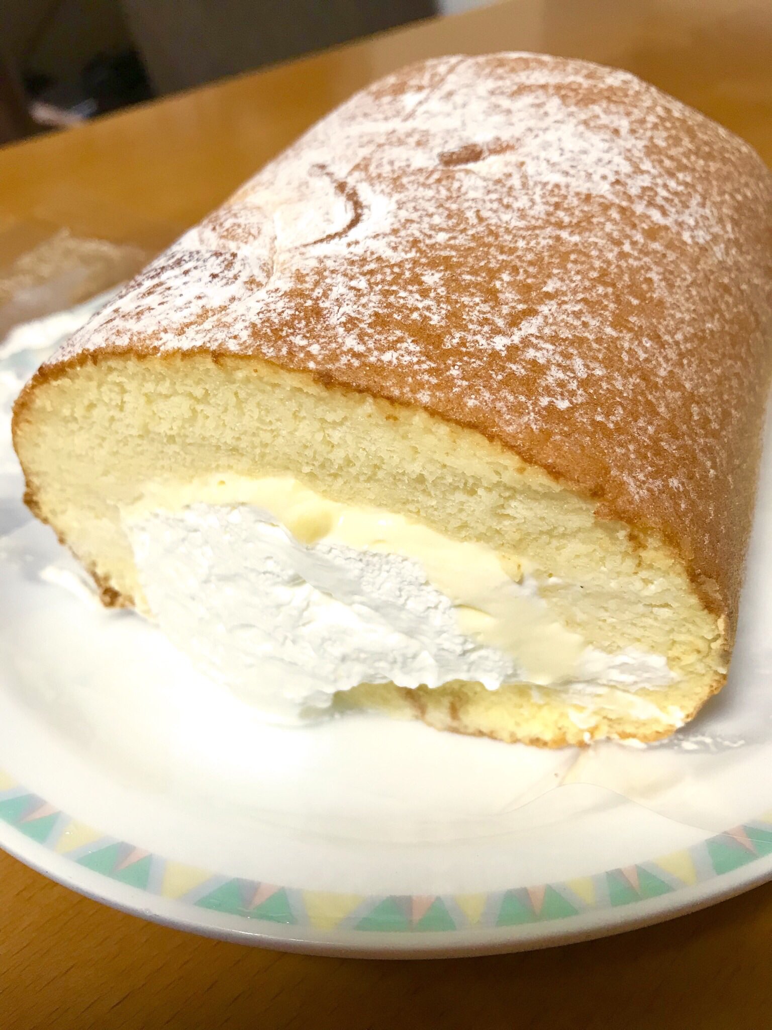 銭谷 遊 今日はセレステのはちみつロールケーキ 0円と少々値は張るけど その価値アリ 甘い物好きの夫婦にかかれば あっという間に半分以上ペロリ 店長がサッカー好きなのもポイント高め笑 セレステ T Co 21i6s1hskj Twitter