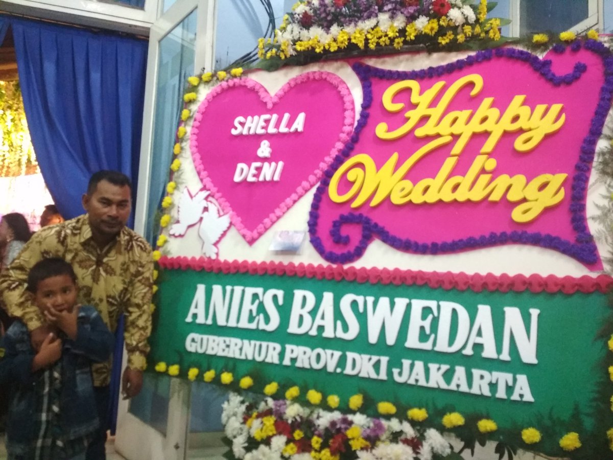 Junaedi03388479's tweet photo. Blm bisa ketemu sama beliau poto sama karangan bunga nya aja dah seneng banget, 😍😍 https://t.co/lGXNqGPK0Y