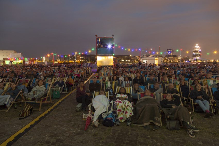 #Filmpje kijken in de buitenlucht vanuit je luie strandstoel? Ga dan dit weekend naar Pluk de Nacht Open Air Film Festival in #Utrecht. Zodra het begint te schemeren worden er prachtige #documentaires, #animaties en #films getoond. bit.ly/2LWTWZr