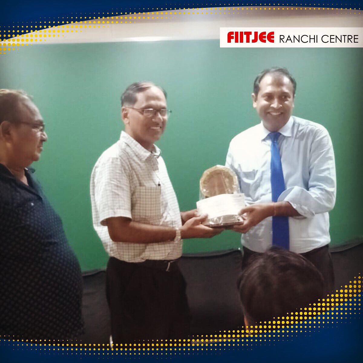 FIITJEERanchi's tweet image. Recently we rewarded the students who have qualified in #JEEAdvanced2019  from our Centres. Parents and students were invited and rewarded for their splendid performance! 
We thanks all the parents for visiting our centre and be the part of the celebration🙏🏻
#FIITJEE #RANCHI #JEE