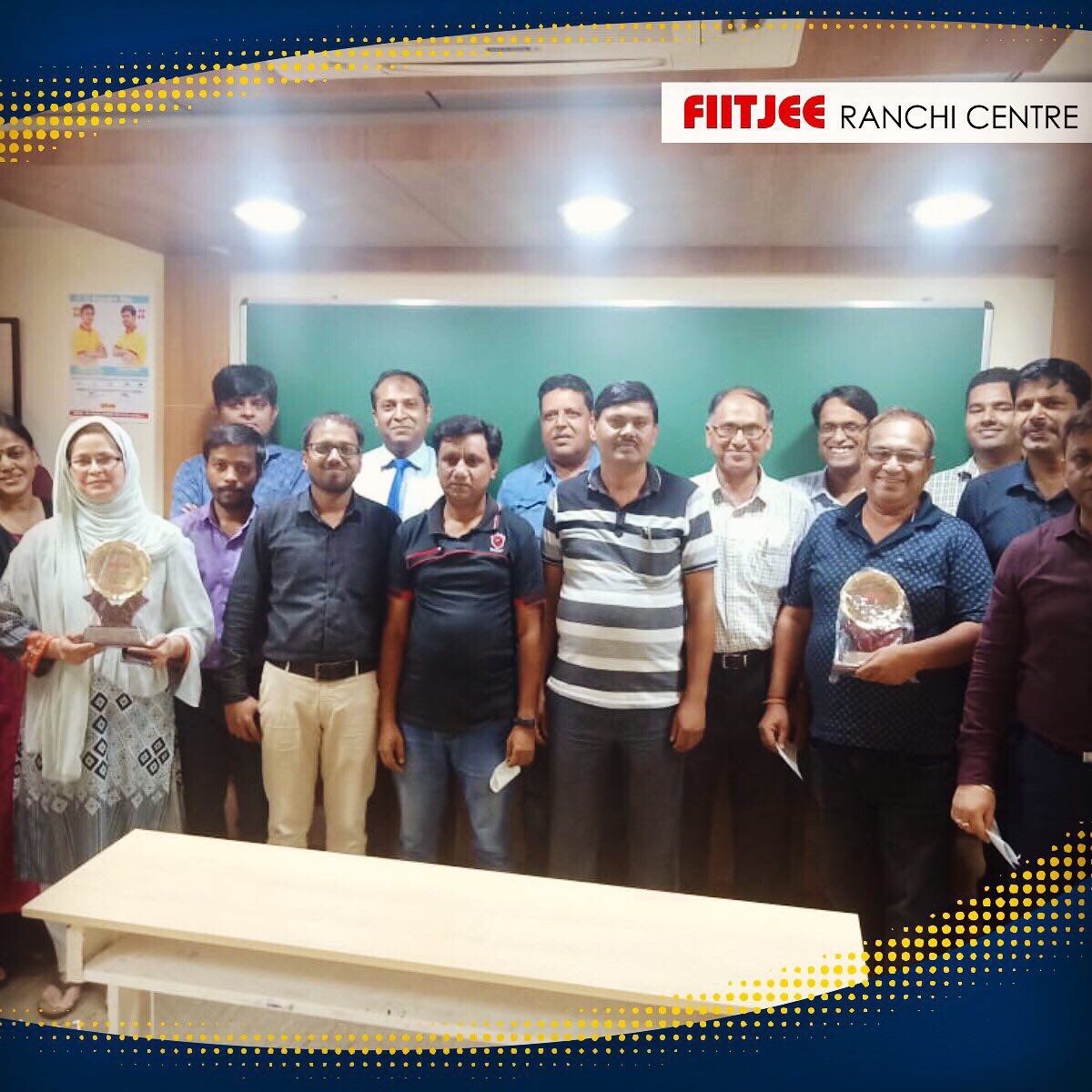 FIITJEERanchi's tweet image. Recently we rewarded the students who have qualified in #JEEAdvanced2019  from our Centres. Parents and students were invited and rewarded for their splendid performance! 
We thanks all the parents for visiting our centre and be the part of the celebration🙏🏻
#FIITJEE #RANCHI #JEE