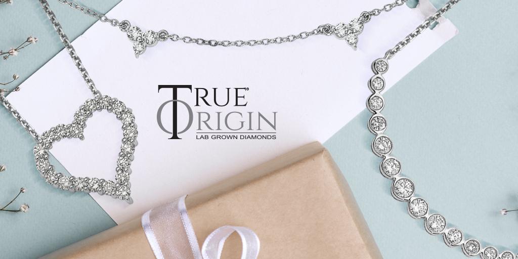 TrueOriginLab's tweet photo. Paper was so yesterday. Keep the honeymoon alive with a 1st-anniversary gift of diamond jewelry. >> https://t.co/TrO6muBPuA #anniversarygift #LoveYourChoice #LabGrownDiamonds https://t.co/srTbDcjigc