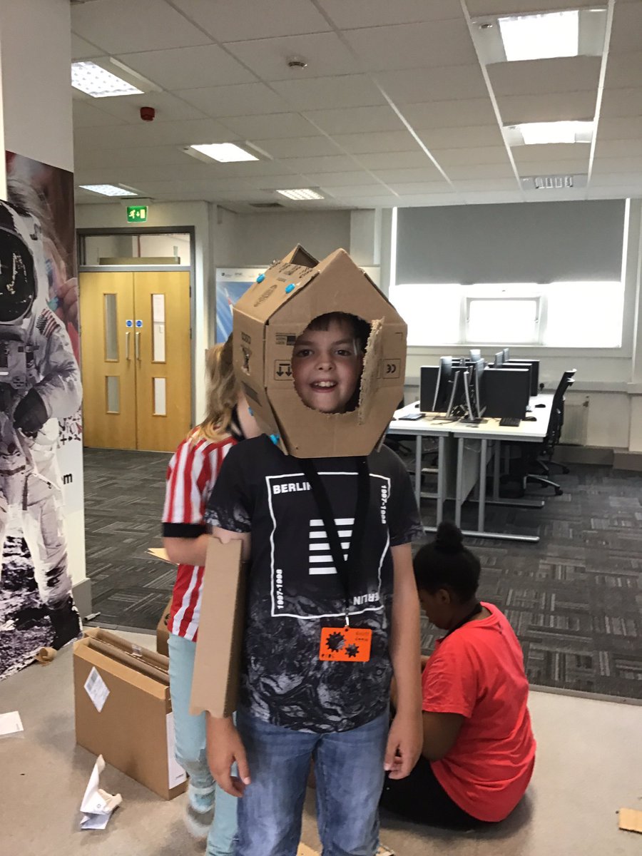 TWeek2019's tweet image. Building scuba diving helmets🌊🌊#thinkweek #greengroup