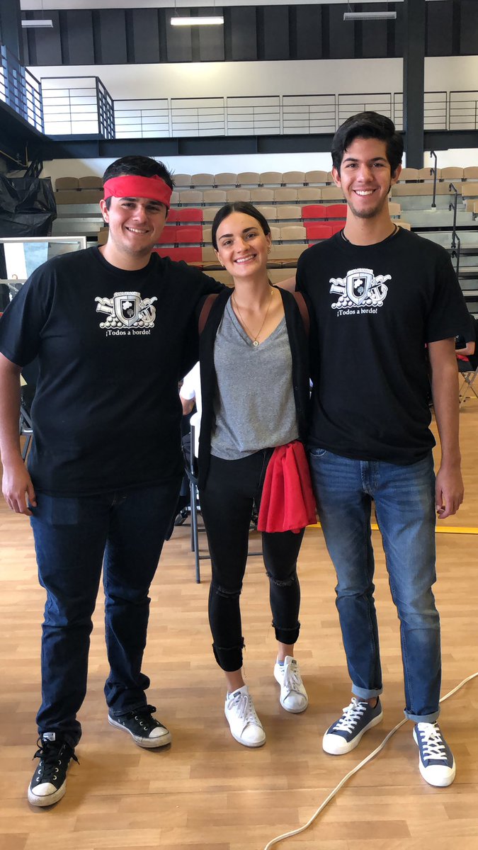 #SoyPirataFDP #AprendiendoRiendo via <a href="/ColmenaresGdl/">Colmenares</a> mi foto con el staff de colmenares!!!!