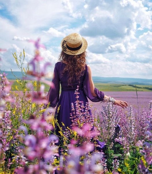 youjlni37's tweet image. 사람은
멀리서 볼 때가
더 좋을 때가 많다

가까이 다가가면
상처 받을 일이 생기고

좋은 면 보다
나쁜 면을 보게 되고

기대 했던 것 보다
실망 할 일이 많아진다

더러 안 그런 사람도 있지만
대부분 그런 사람들이 많기 때문에

적당한 선을 유지하는게 더 바람직하다