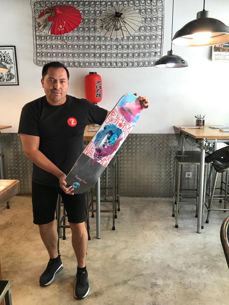 derzubar's tweet photo. Menudo regalazo que nos han hecho promodel personalizada de la tabla de @danny_leon Skate-Food 🛹 🍛 skateboarding desde Barajas beach 😆
#bjsrestaurant #skateboard #skate #skateordie #nonstop #skatefood #zboys #jartskateboards #daggers #thrasin #madrid #dannyleon #kungfood https://t.co/3VaOhDjNrj