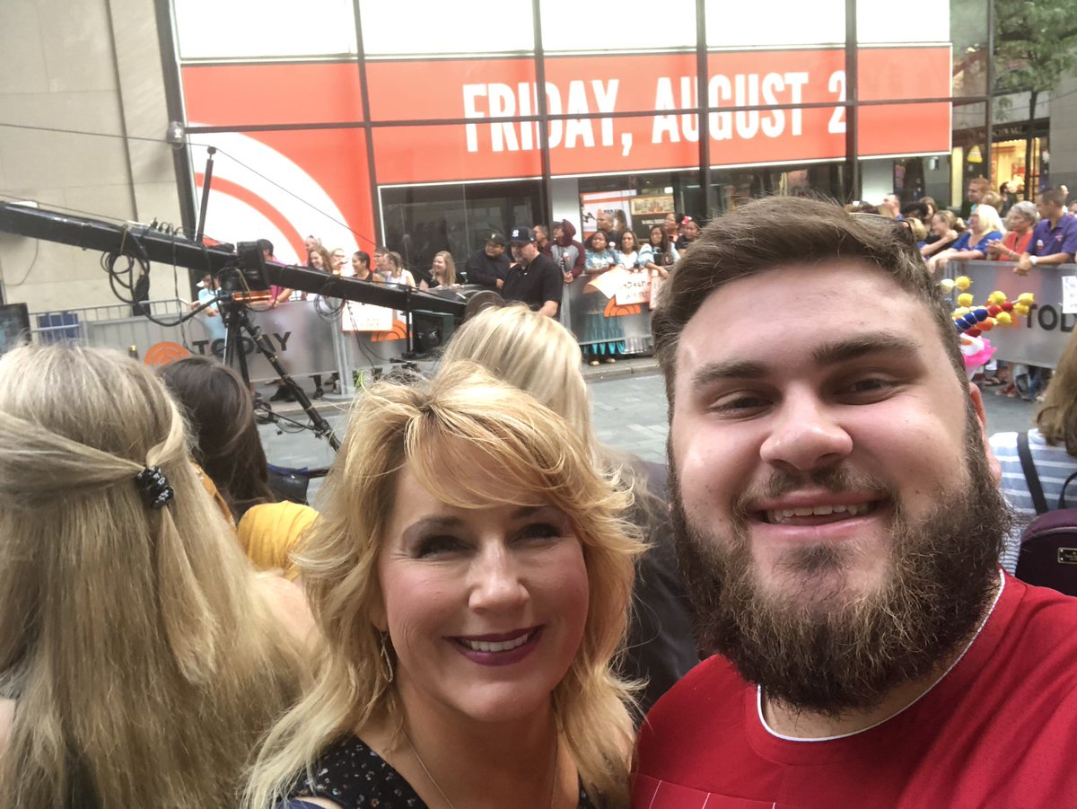 SamanthaHawk31's tweet photo. When in NYC I always say let's go to TODAY show and get on TV (I watch and love the TODAY show team!!}.  So this morning bright and early Brent and I got up and we did it!! @TODAYshow https://t.co/MMCkDTxW8y