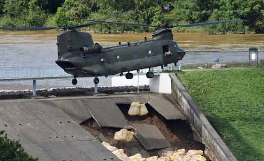 A BIG thanks to the #RAF flying in support to save a damaged reservoir at #WhaleyBridge. The befriending spirit bringing a community together in times of crisis. bbc.co.uk/news/uk-englan…