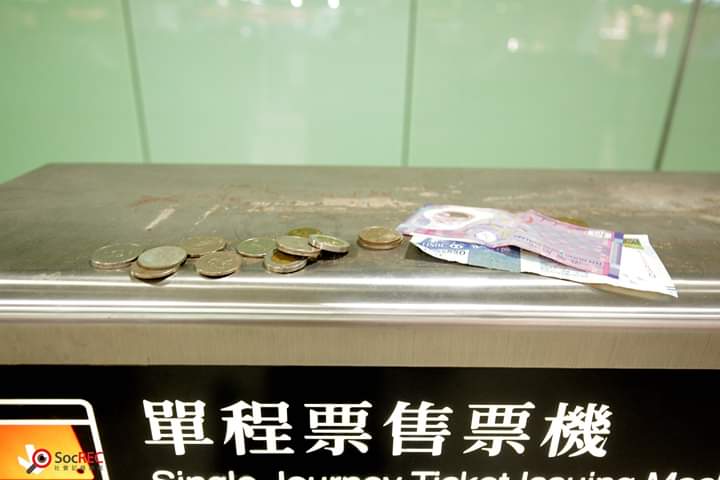 g_sagt's tweet image. It's now common in HK to leave #coins n #smallnotes, sometimes #non_blackclothes,@ the ticket machines of the nearby #MTR station after almost every rally, for others to buy single trip ticket to leave. Avoiding police to track them with #OctopusCard record.
Pic:#socREC