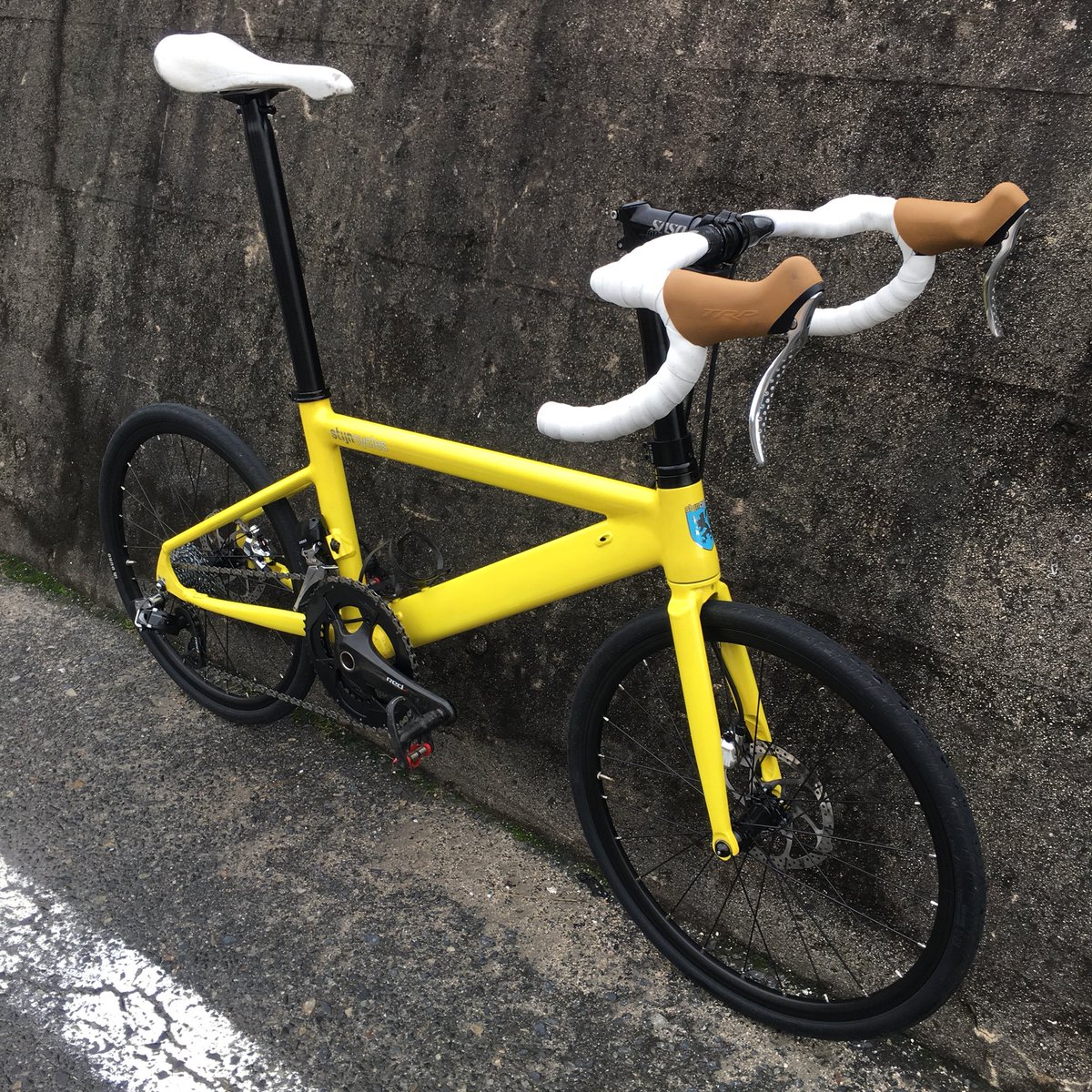 stijncycles's tweet photo. road racing new school.
After finalizing my long-time quest for the ultimate handling machine, I can finally enjoy experimenting with different components.
One of the easiest and quickest builds ever and it didn't disappoint; it's comfortable and performant beyond expectation. https://t.co/PeIhJFtgtH