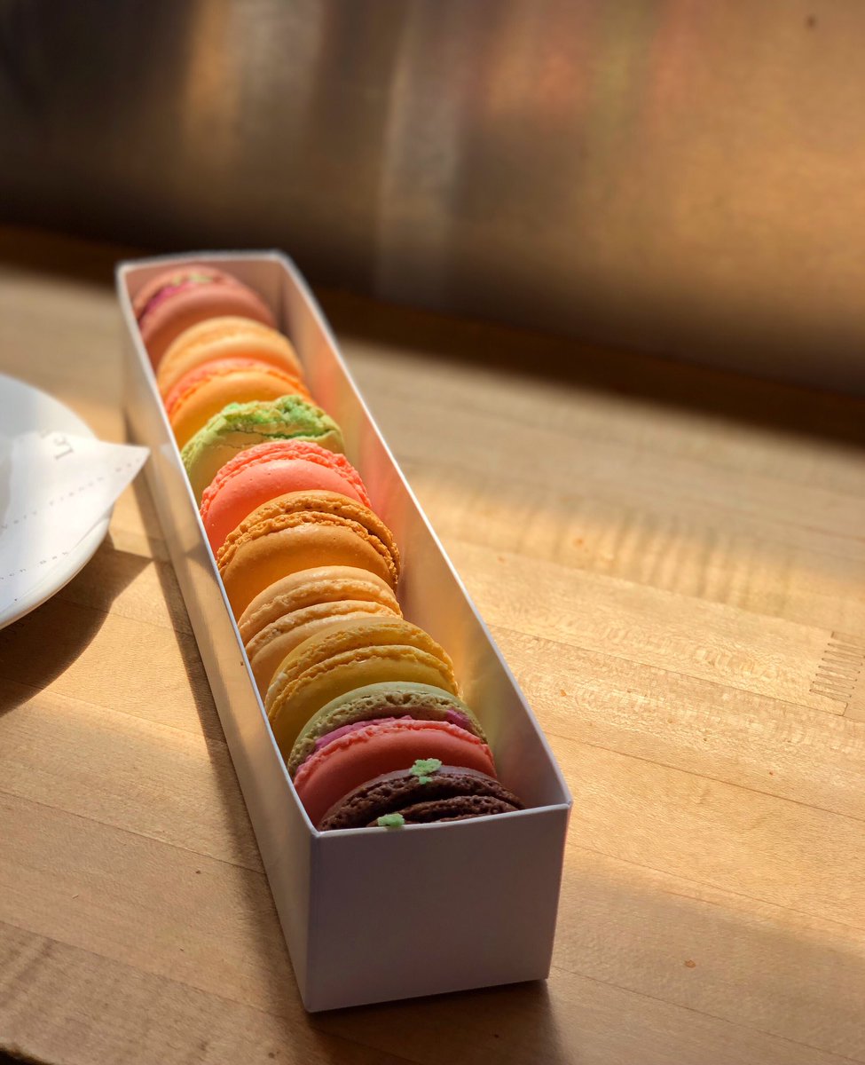 kingchiru15's tweet photo. Colours of Summer! ❤️ #Macarons #FrenchMacaroons #ColourCrushing #LePanier #LePanierSeattle https://t.co/np7ykj6xA3