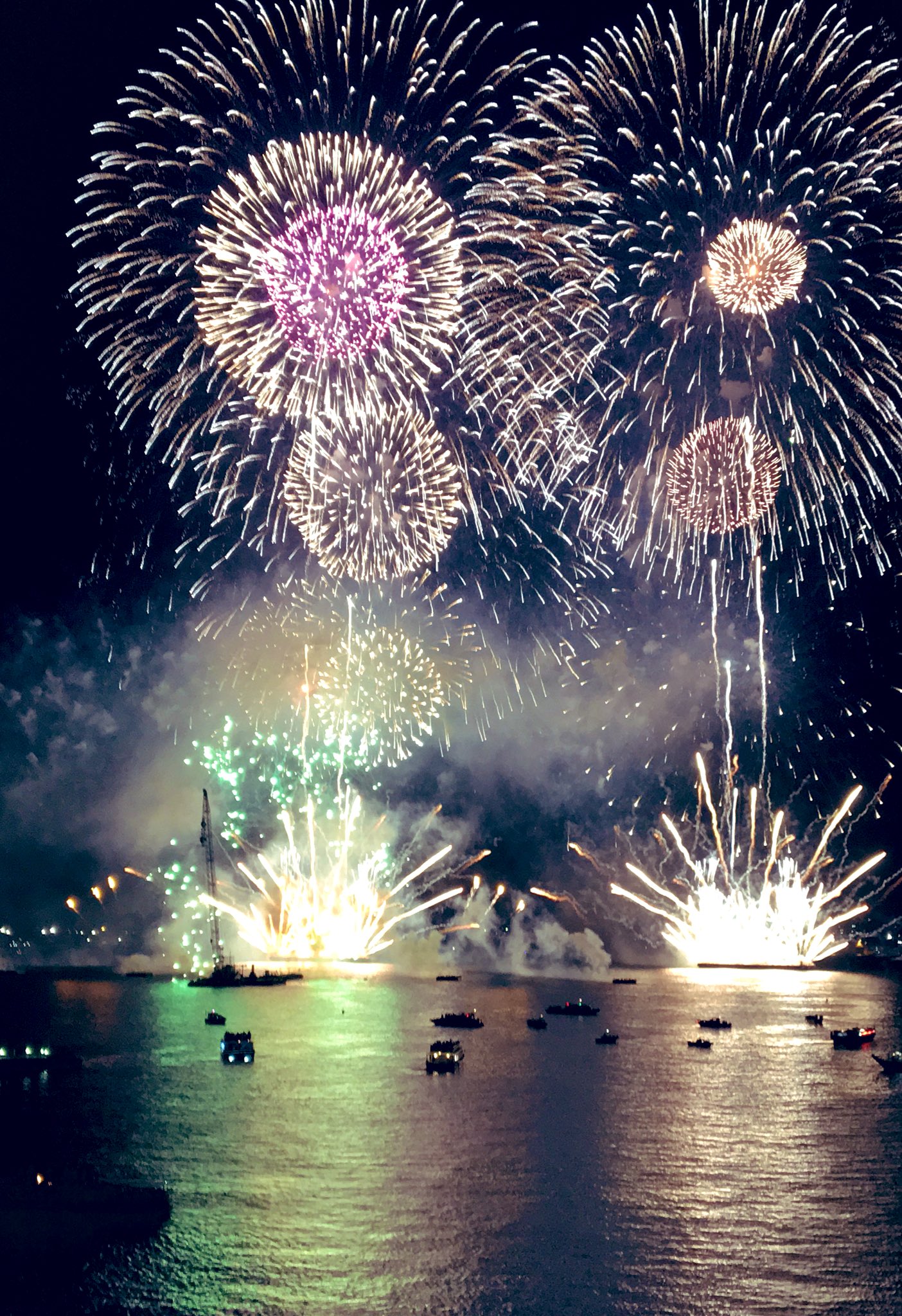 تويتر Raychell على تويتر 事務所の皆さんと花火を見に行ってきました 今年初の花火 力強くて綺麗で儚くて とても感動しました この感動を力にして 明日から頑張ります ちぇるの戯言 花火大会 儚い T Co Uzs41gn9sn