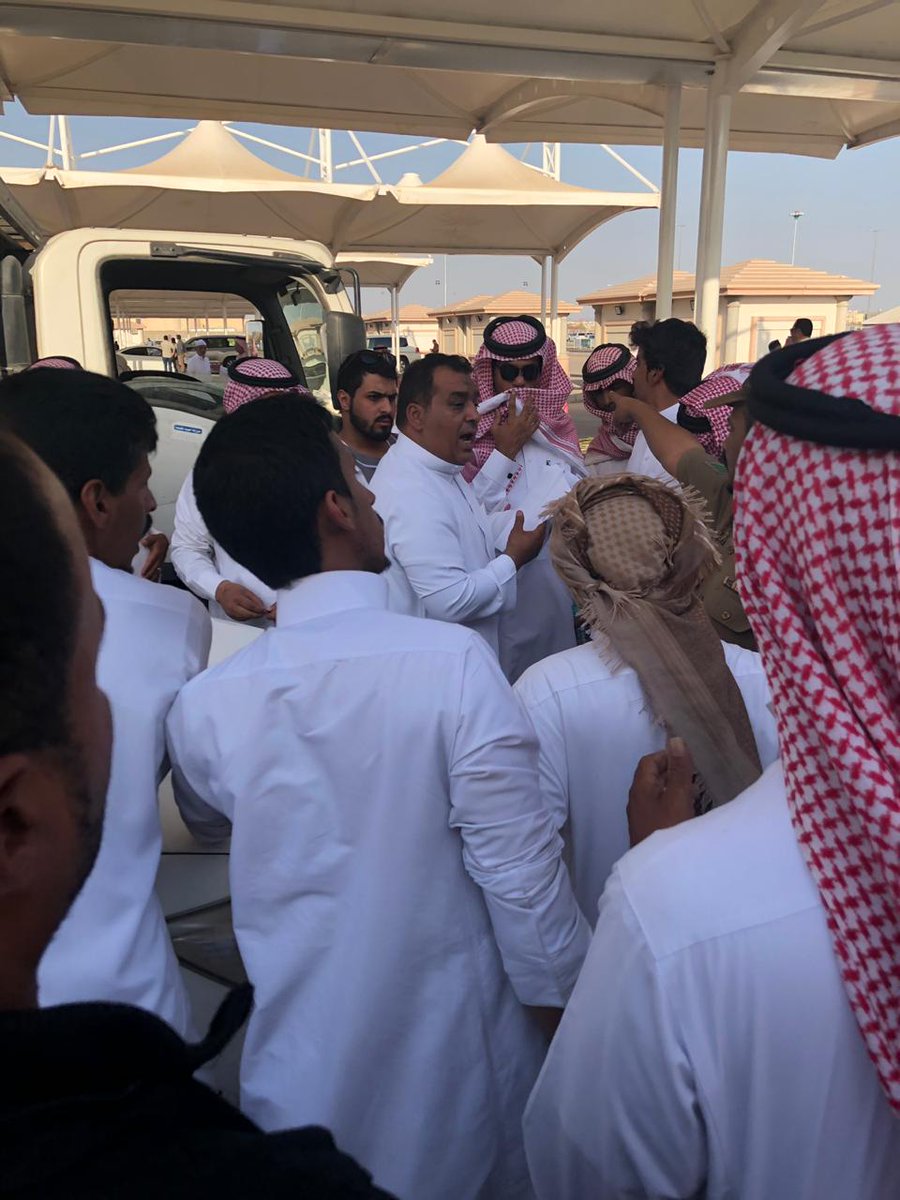 a_gabre's tweet photo. #ابعاد_دلالين_عن_مهرجان_المدينه_للتمور
تواجدت الجهات الامنيه مساء اليوم الجمعه بداخل مهرجان المدينه تمورنا بركه بسبب منع بعض الدلالين من دخول المهرجان بالرغم من صحة اوراقهم الرسميه 
هل تتدخل الجهات المعنيه وتنصفهم لإنجاح المهرجان الذي يحظى بمتابعة من امير المنطقه ونائبه https://t.co/ZzdcldOTDc