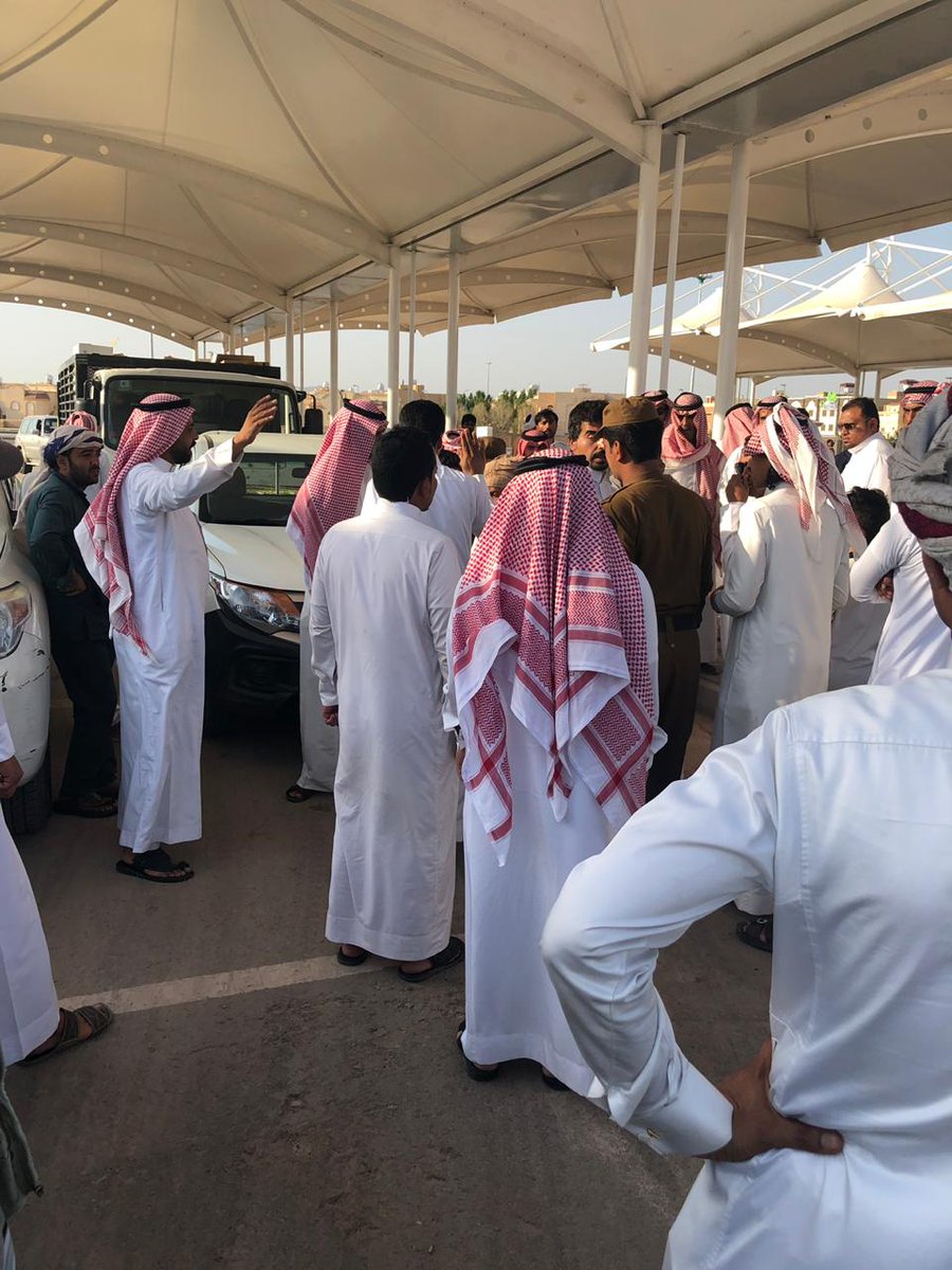 a_gabre's tweet photo. #ابعاد_دلالين_عن_مهرجان_المدينه_للتمور
تواجدت الجهات الامنيه مساء اليوم الجمعه بداخل مهرجان المدينه تمورنا بركه بسبب منع بعض الدلالين من دخول المهرجان بالرغم من صحة اوراقهم الرسميه 
هل تتدخل الجهات المعنيه وتنصفهم لإنجاح المهرجان الذي يحظى بمتابعة من امير المنطقه ونائبه https://t.co/ZzdcldOTDc