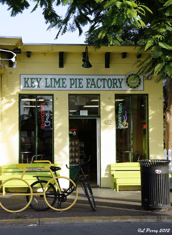BlueMarlinMotel's tweet photo. Coming to #KeyWest for the #weekend? Treat yourself to some authentic key lime pie! #keylimepie #weekendflavors #yum #eatup https://t.co/3b85kFcrdh