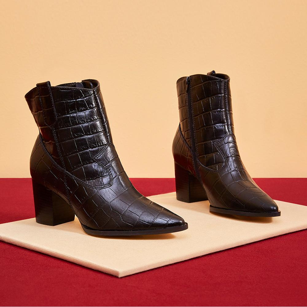 Shoestock's tweet photo. Aposte na bota com inspiração western: a textura croco moderniza ainda mais o modelo e traz informação de moda para o seu look. Garanta a sua! | Bota Western por R$229,90. #shoestock #shoelovers #redsale https://t.co/o1o2woVPUK