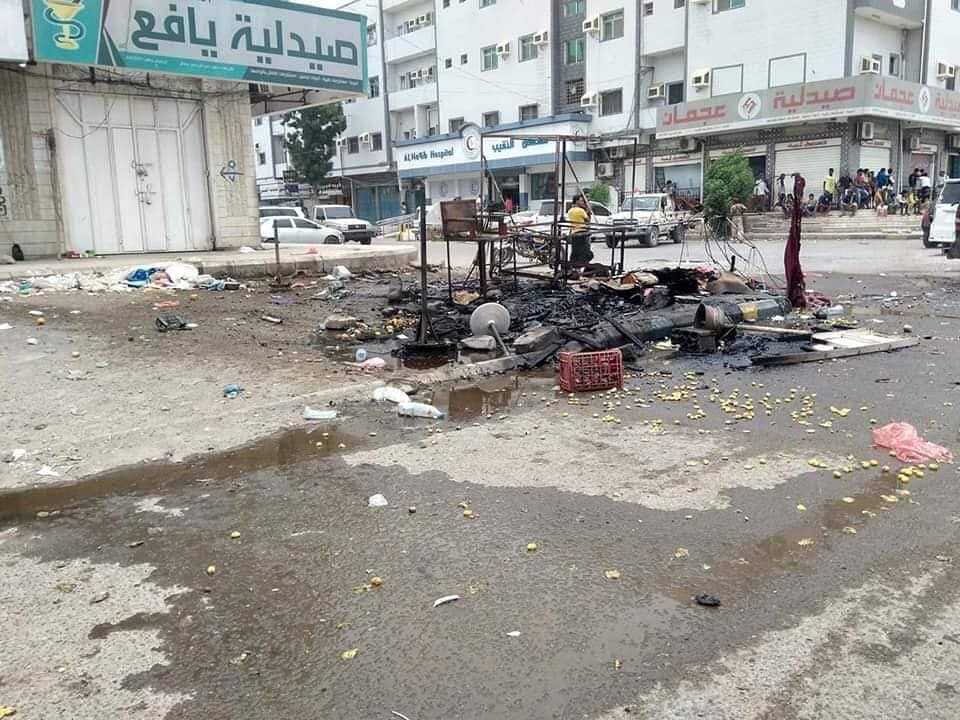 MJumeh's tweet photo. حرق محلات مواطنين من المحافظات الشمالية وترحيلهم على يد عناصر في الأمن لن يحل المشكلة الأمنية في عدن.
التهييج ضد أصحاب البسطات وباعة الخضار في المدينة إنما يخدم الحوثي بالانتقام من غيره وتمييع جريمته بقتل أبناء الجنوب.
إياكم "أن تصيبوا قوماً بجهالة، فتصبحوا على ما فعلتم نادمين". https://t.co/csHrznOpla