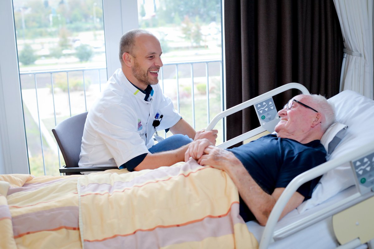 Tijd voor #vacaturevrijdag! Wil jij uitgedaagd worden de zorg anders te bekijken? We zijn o.a. op zoek naar: 

• Medewerker steriele medische hulpmiddelen i.o.
• Recovery verpleegkundige
• Anios OK 

Bekijk al onze openstaande vacatures op werkenbijbernhoven.nl