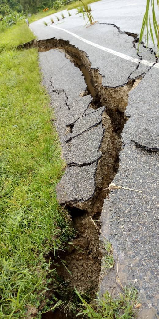 John Mark Mwanika (@jhmrkmwanika) on Twitter photo Recently commissioned roads in Western Uganda...<a href="/owere_usher/">CLA, LABOUR POWER HOUSE</a> @UNRA_ED poor service! Recently commissioned roads in Western Uganda...<a href="/owere_usher/">CLA, LABOUR POWER HOUSE</a> @UNRA_ED poor service!