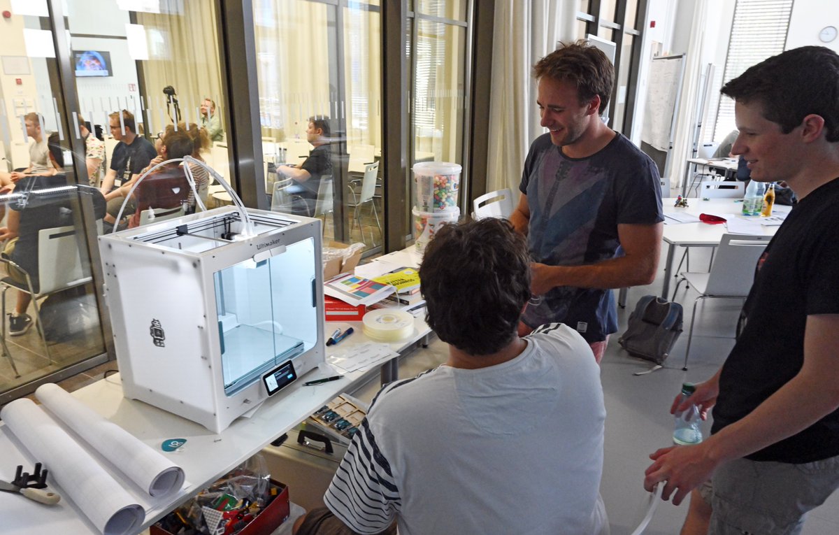 LichtwerkstattJ's tweet photo. #flashback | Last week around 30 participants from the #photonikakademie worked on industry challenges together with their partner companies. Here are some impressions!

pictures: Lichtwerkstatt Jena CWorsch/Mayerhofer
#lichtwerkstattjena #jena #innovationcamp https://t.co/9AMXngyNnL