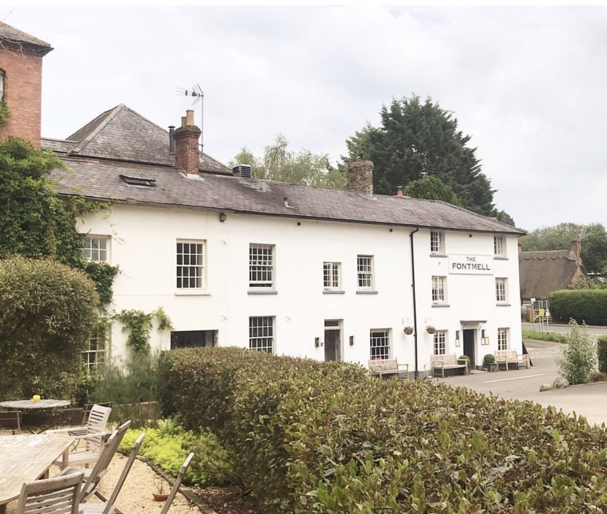 #PizzaFriday &amp; it's 23° ☀️ <a href="/thefontmell/">The Fontmell</a> Get Set 🍕🍕🍕! 🔥Fired up &amp; ready to roll those freshly prepared Pizza to
you 🤩 from 5 - 9 pm 

Pints + Pizza = #FridayFeeling  RT with #pizzalovers 
#loveyourlocal #fontmell #fontmellmagna #drinklocal #eatlocal #pizzatime