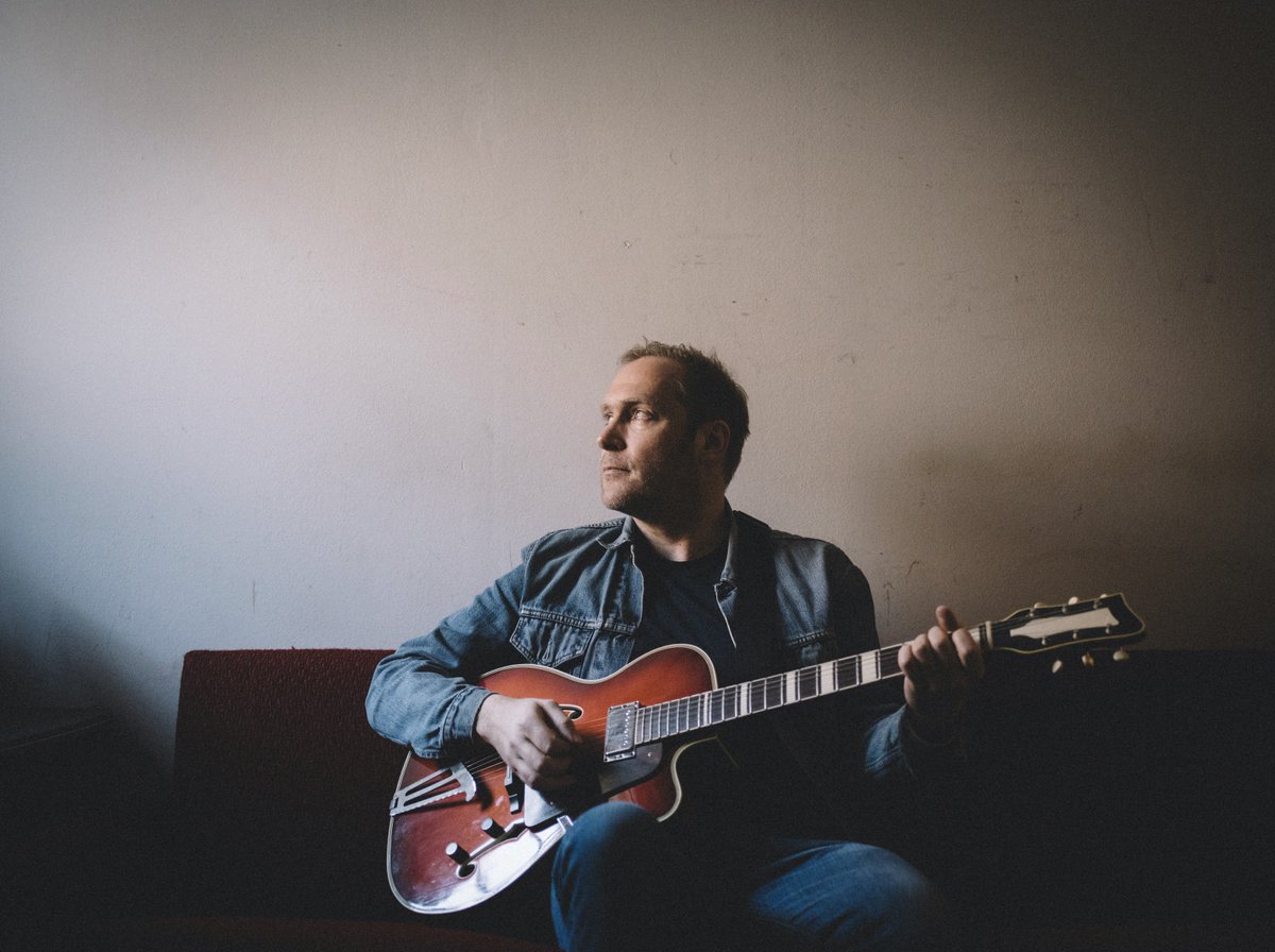 Der Mann aus Hemmoor ist zurück und zur Feier des Tages machen wir uns auch gleich mal einen Instantkaffee. Schön dass du wieder am Start bist, <a href="/theesuhlmann/">thees uhlmann</a> 

noisiv.de/fuenf-jahre-ni…