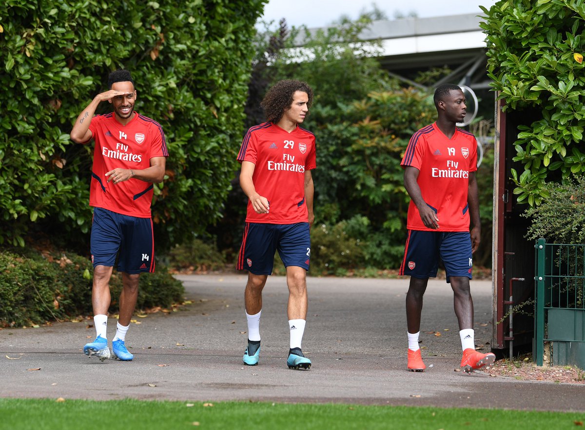 🎶 

Hol' up, we dem boyz 
Hol' up, we dem boyz 

😂 @Aubameyang7 with that SALUTE!