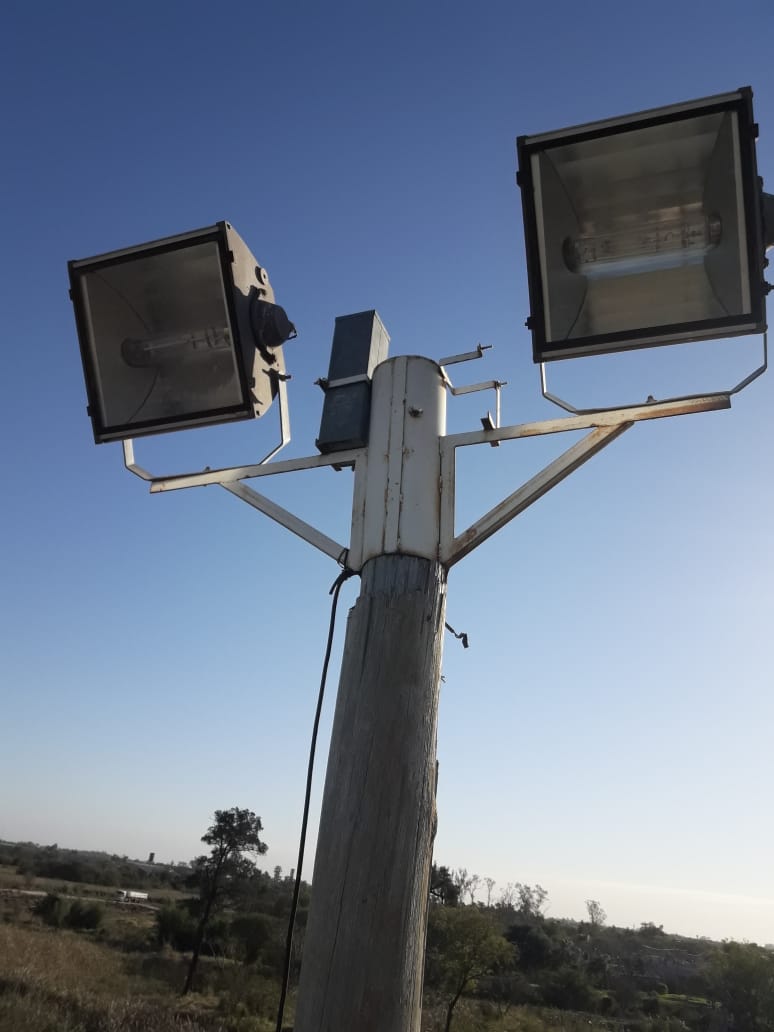 #Energia #ClubesDeportivos👉 <a href="/domingopeppo/">Domingo Peppo</a> .Seguimos fortaleciendo la infraestructura deportiva. Hoy en el Aeropuerto de Resistencia una cuadrilla de la #SubsecretariadeEnergia inició la instalación de iluminación la cancha de la Liga de Veteranos de Fútbol.