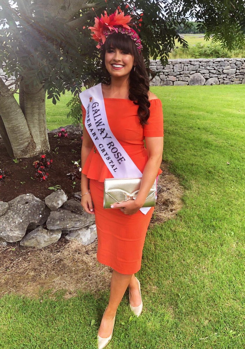 GalwayRose_'s tweet photo. #GalwayRose Órla McDaid is off to @Galway_Races 🐎Thanks to our good friend Fiona @fusionfashion1 for this fab dress complimented by a @Gduggandesigns headpiece-v eyecatching🌹
Hair/Makeup #HairAt74
Tan @CatwalkHQ
Beauty/Nails @NBNGalway
Clutch #GlitziBitz
Shoes @PREMOLISHOES https://t.co/DUcTMPJFJI