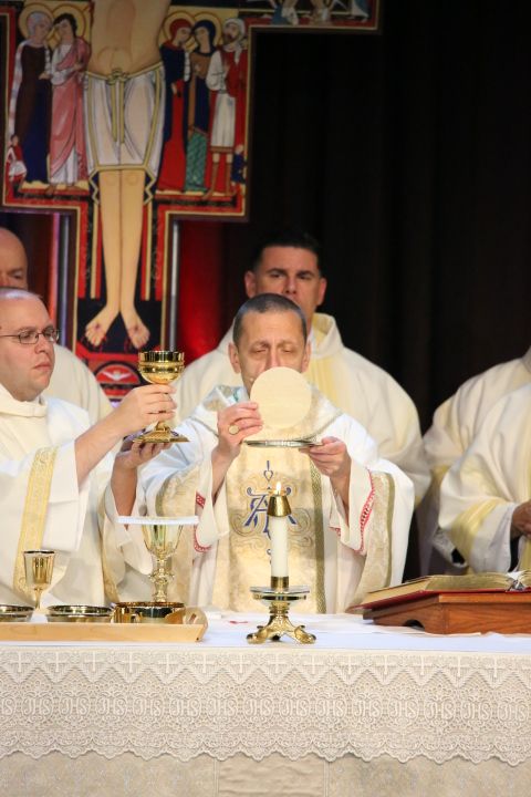 NationalDialogu's tweet image. Bishop Frank Caggiano, celebrates the Closing Mass of the #voiceandvision conference.   #nationaldialogue