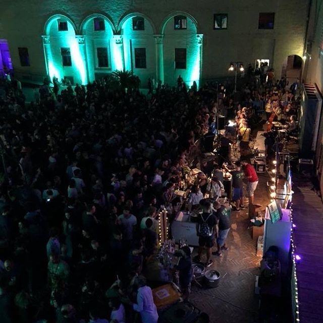 puedesass's tweet photo. Alle 23.00 le luci del centro di spengono per dare spazio alle luci colorate del Cortile del Castello 💡

Durante la settimana del @ferrarabuskersfestival dal 24 agosto all'1 settembre, nella seconda parte di serata gli artisti della trentaduesima edi… https://t.co/gBiB4m0fpC https://t.co/7hL93PzzhH