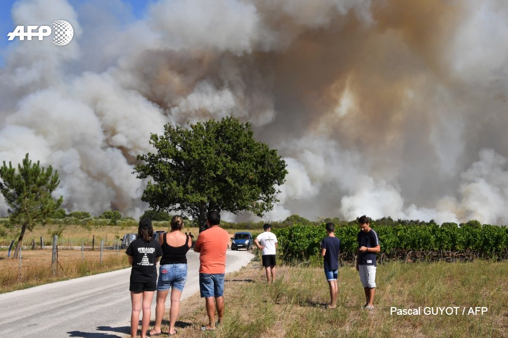 afpfr's tweet image. Un bombardier d'eau intervenant sur l'incendie de #Générac, (Gard), s'est écrasé au sol, a-t-on appris auprès des pompiers dans cette commune, où plus de 600 ha ont brûlé depuis le début de la semaine. "Les secours sont sur place", a précisé le commandant Pagès à l'#AFP sur place